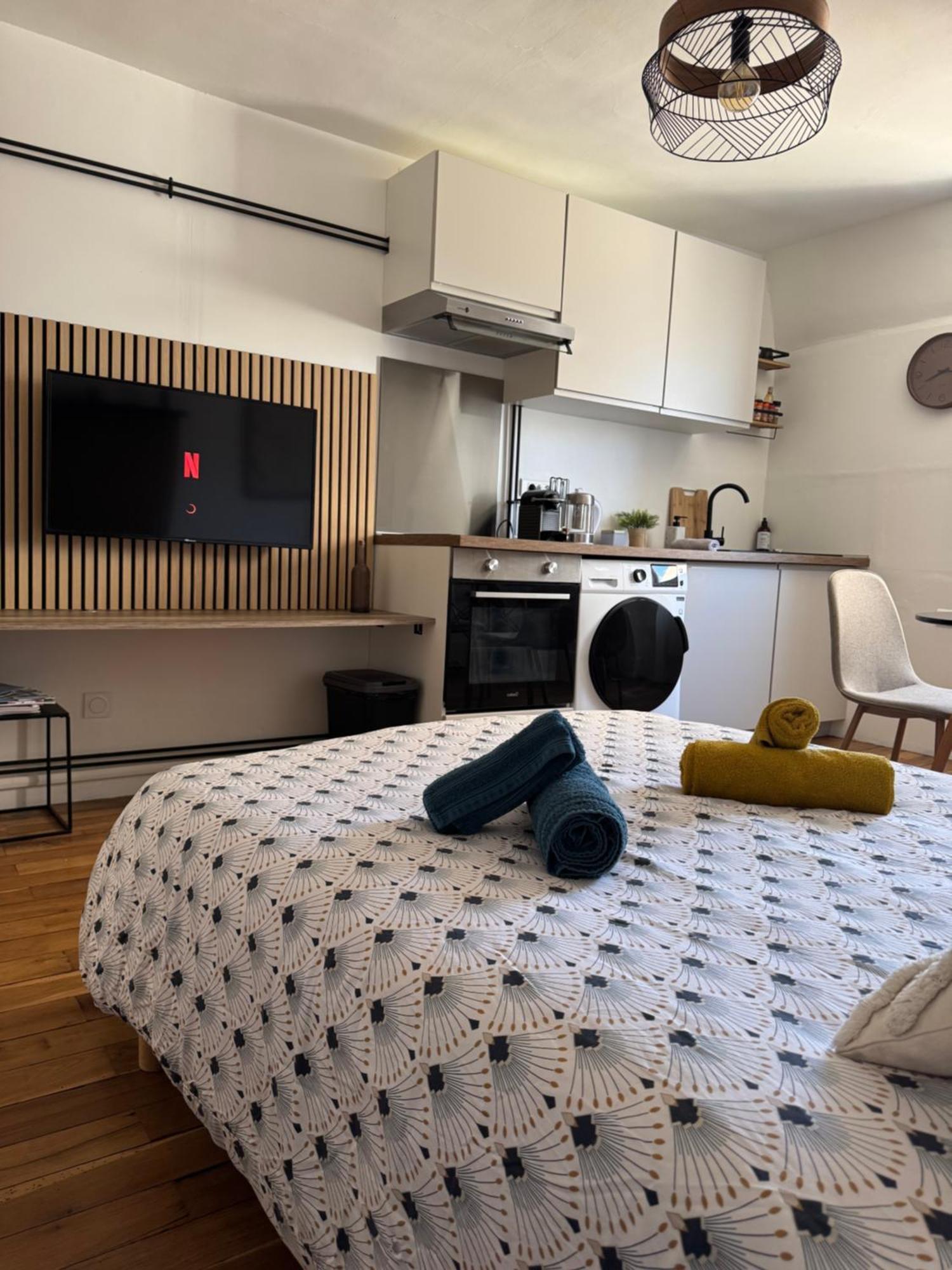 Charmant Appartement Au Coeur De Bourges Exteriör bild