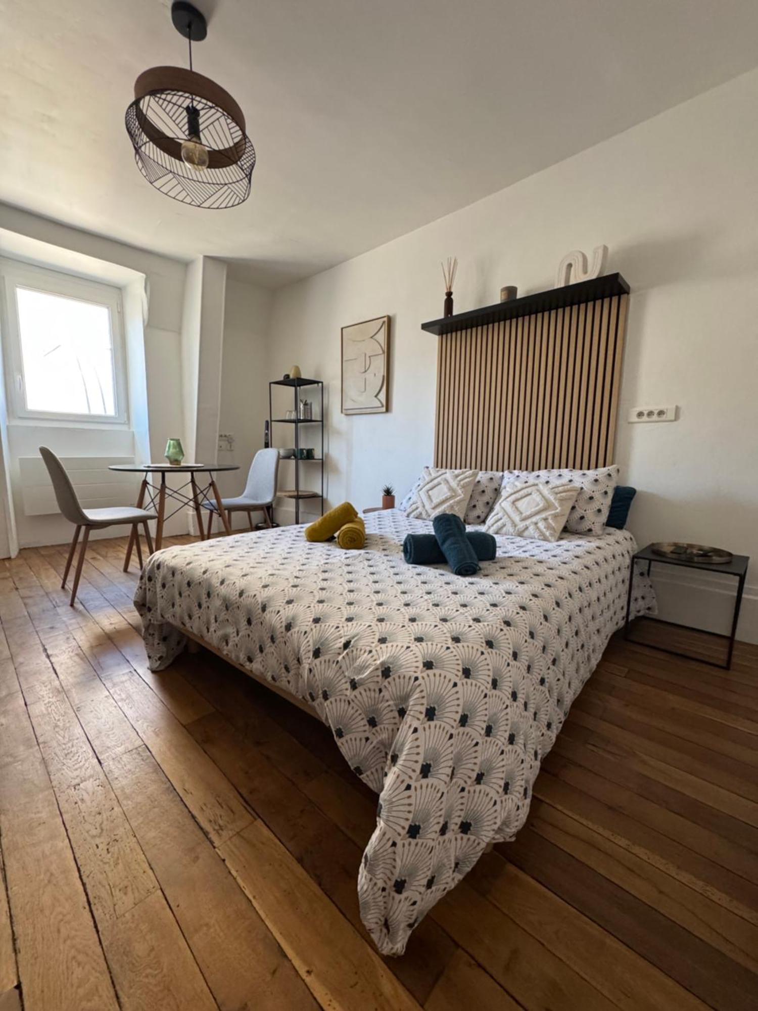 Charmant Appartement Au Coeur De Bourges Exteriör bild