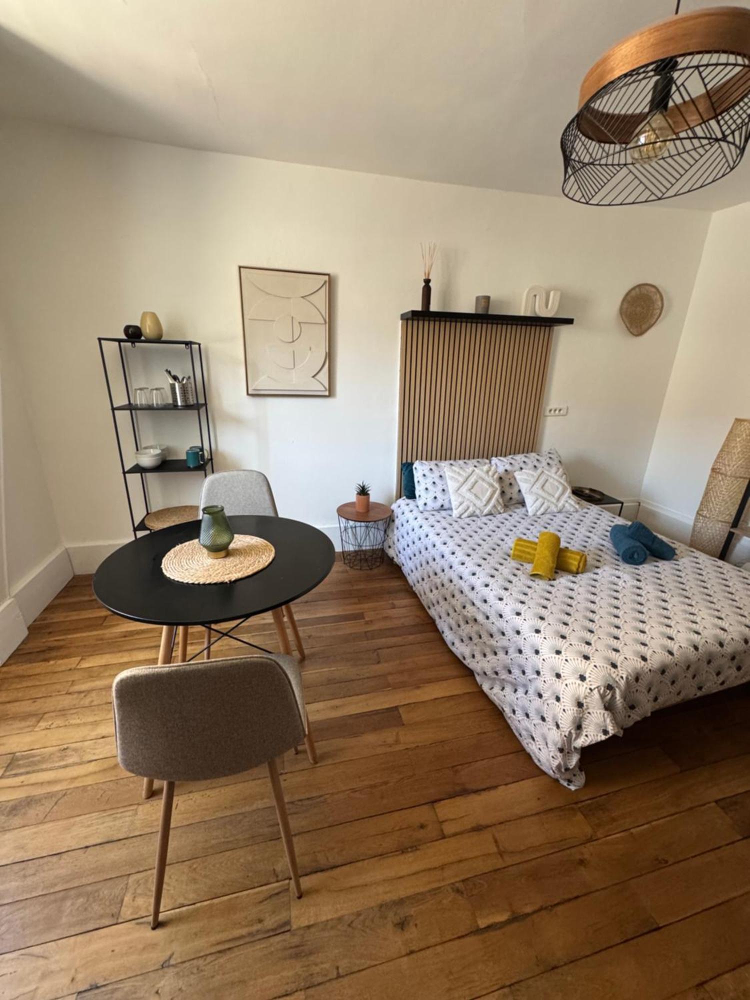 Charmant Appartement Au Coeur De Bourges Exteriör bild