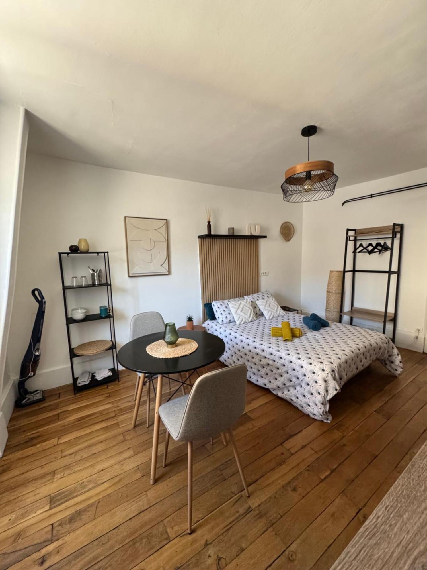 Charmant Appartement Au Coeur De Bourges Exteriör bild