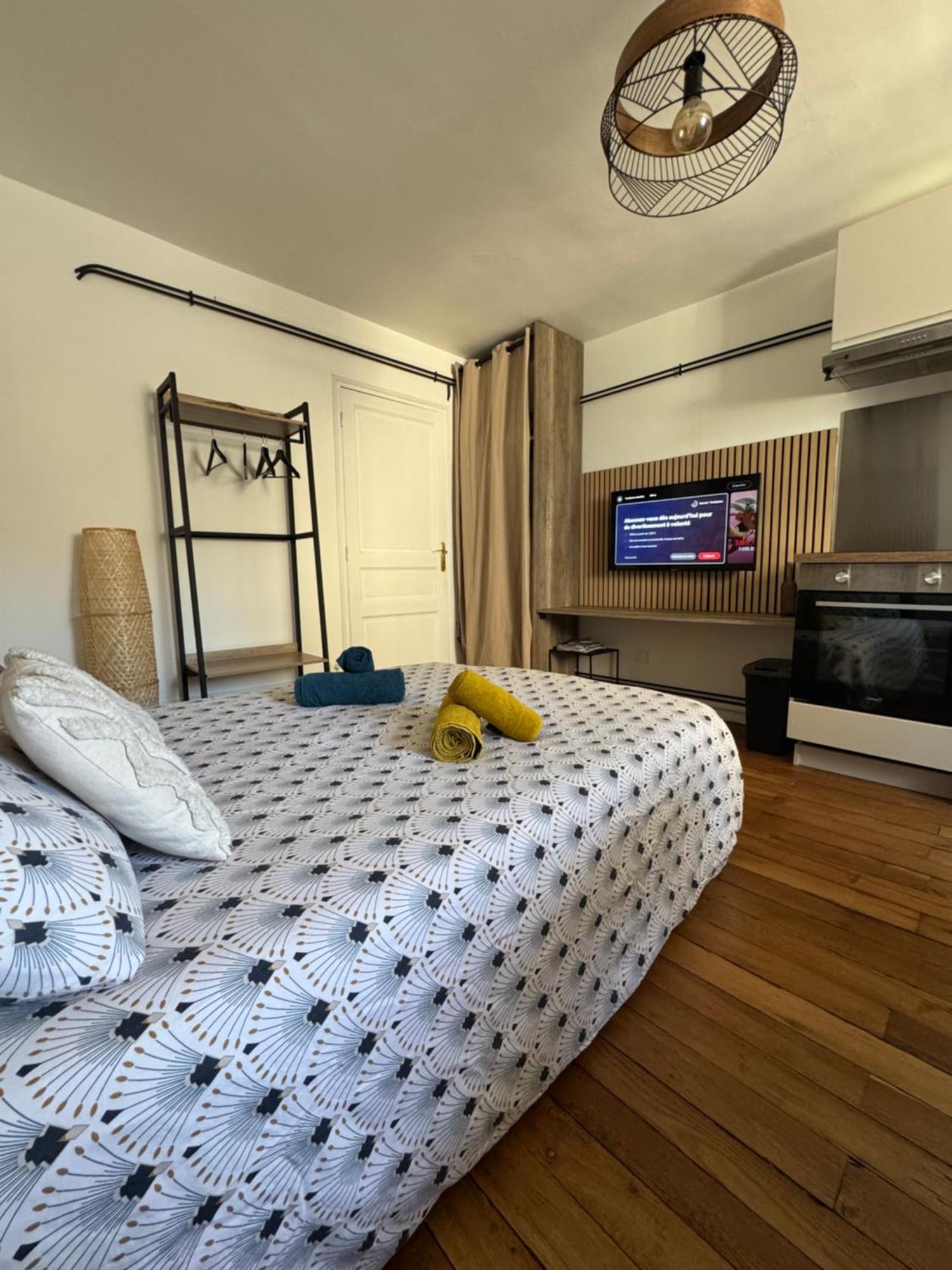 Charmant Appartement Au Coeur De Bourges Exteriör bild