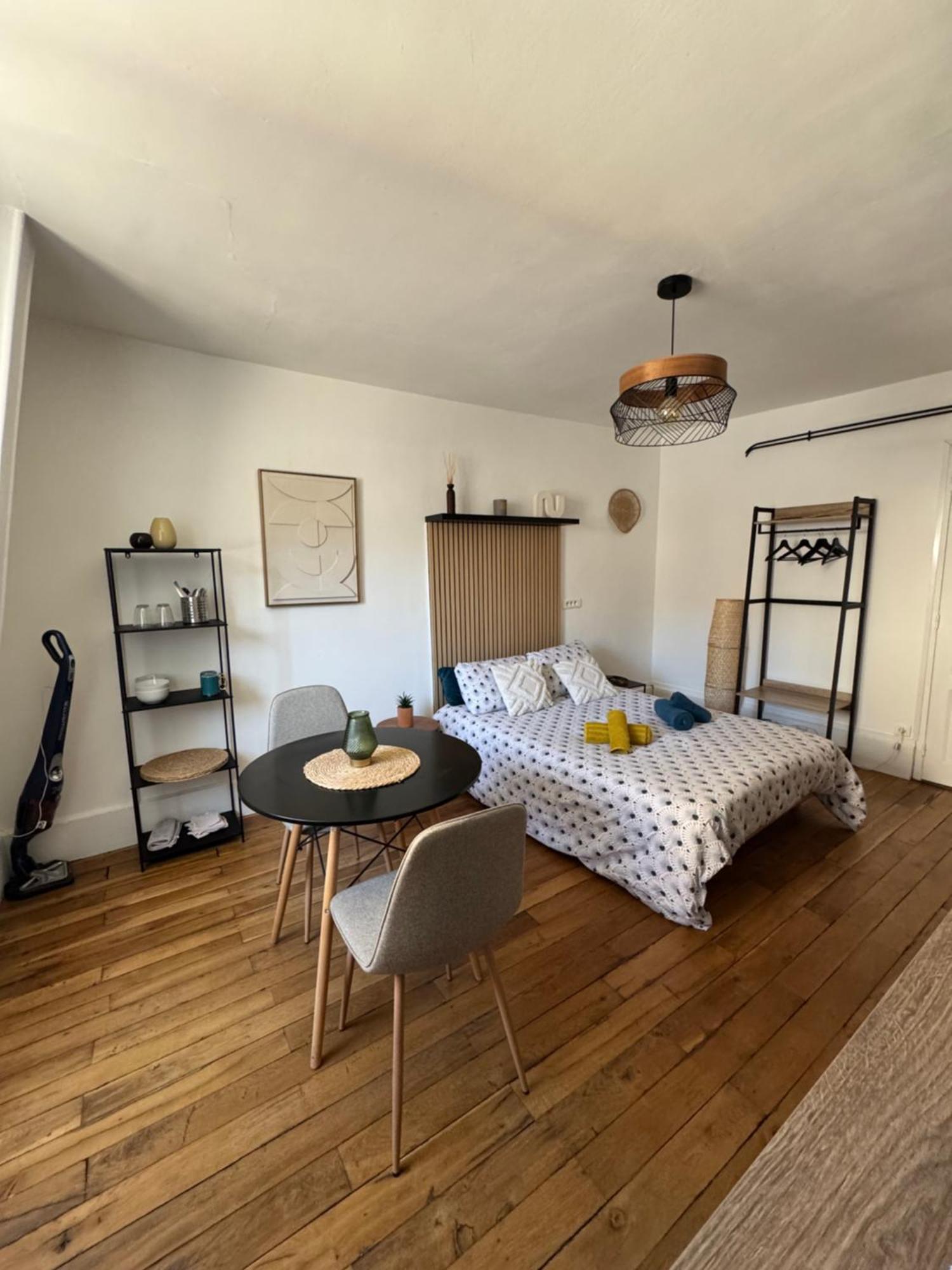 Charmant Appartement Au Coeur De Bourges Exteriör bild